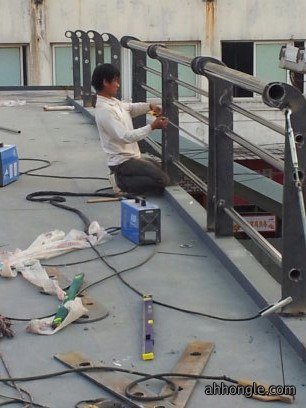 过街天桥栏杆安装